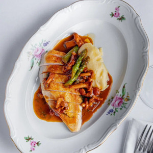 Куриная грудка с лисичками