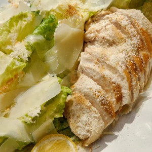 Салат Цезарь с курицей