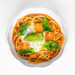 Спагетти, буррата, томаты, песто