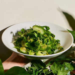 Зеленый салат с соусом из киви