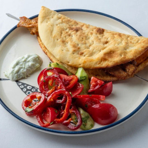 Сувлаки из цыплёнка, пита, свежие овощи