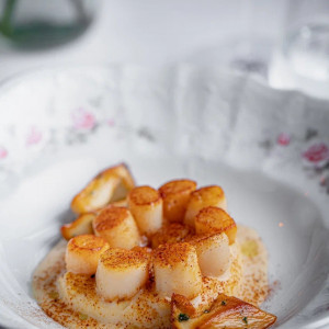 Гребешок с картофельным пюре и сыром раклет