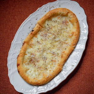 Лепешка с сыром Таледжио и трюфельным кремом