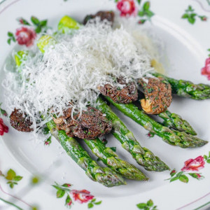 Зелёная спаржа со сморчками и пармезаном