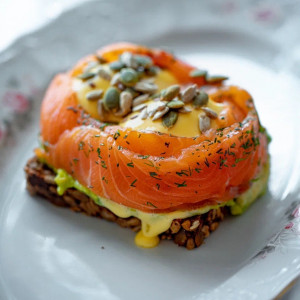 Рояль с лососем, яйцом пашот и голландским соусом