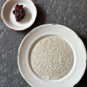 Овсяная каша,  конфи лесные ягоды (Коровье молоко)