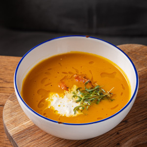 Тыквенный суп с страчателлой и креветками