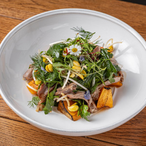 Зелёный салат с печённой тыквой и томлёной уткой