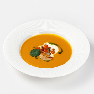 Крем-суп из тыквы с гребешком и страчателлой