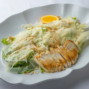 Салат Цезарь с курицей