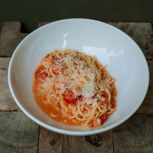 Спагетти, осьминог, томаты