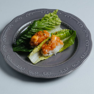 Ручной ролл в салате с лососем