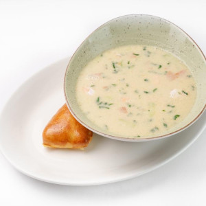 Сырный суп с лососем и креветками