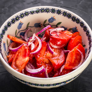 Салат из помидор с красным луком