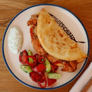 Сувлаки из цыплёнка, пита, свежие овощи