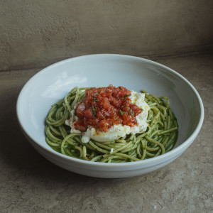Спагетти с песто, буратта, томатная сальса