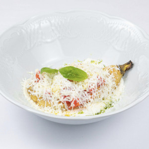 Баклажан гриль с помидорами и сыром фетой