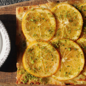 Тарт с узбекскими лимонами, почками орегано, фисташками, кардамоном и шафрановым медом