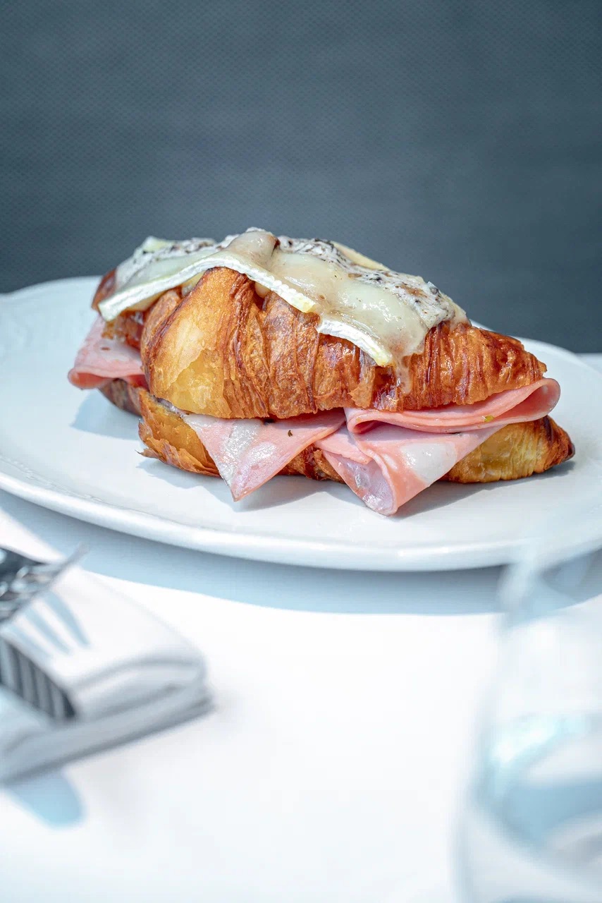Круассан с мортаделлой, бри и трюфелем