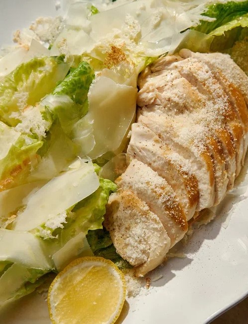 Салат Цезарь с курицей