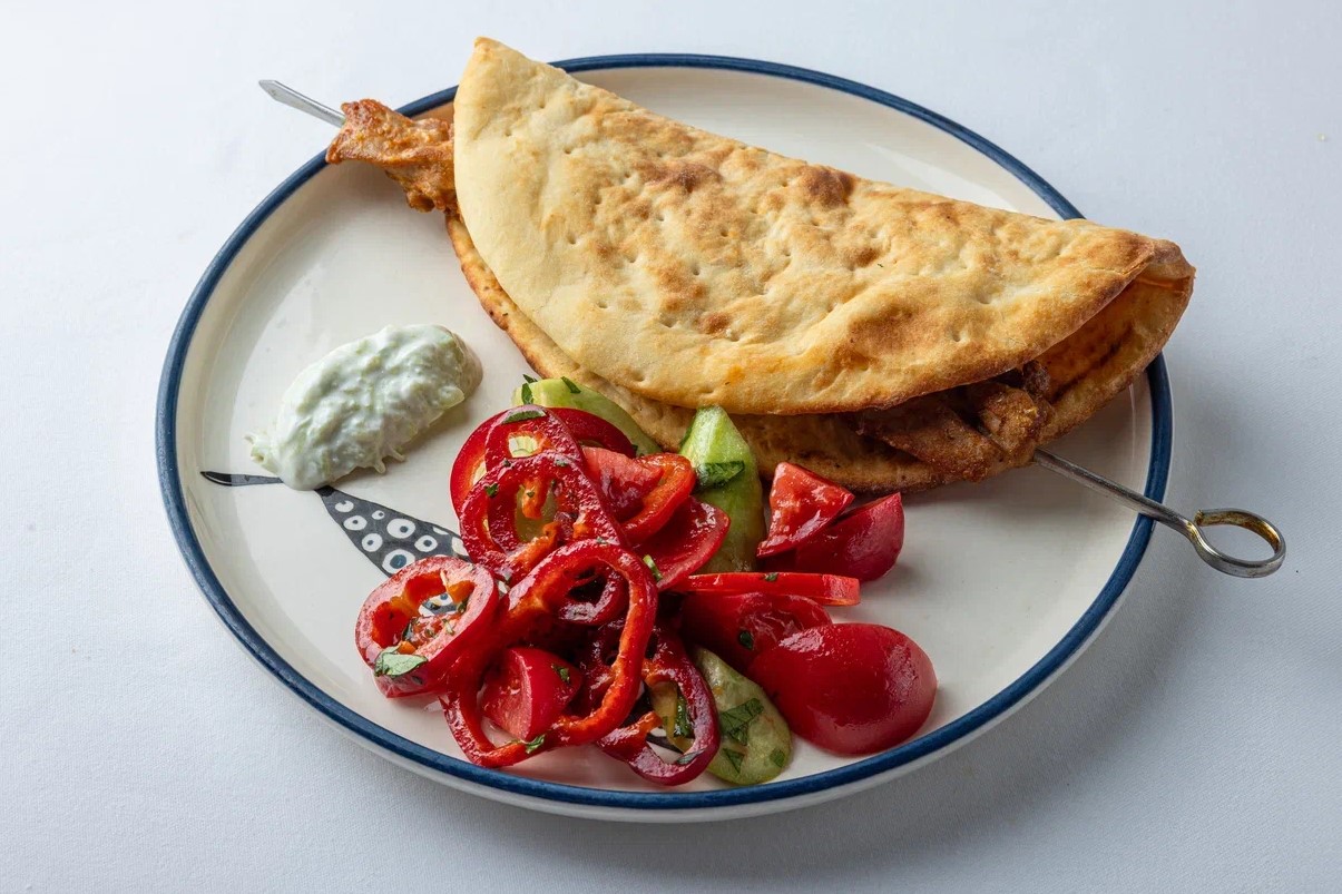 Сувлаки из цыплёнка, пита, свежие овощи