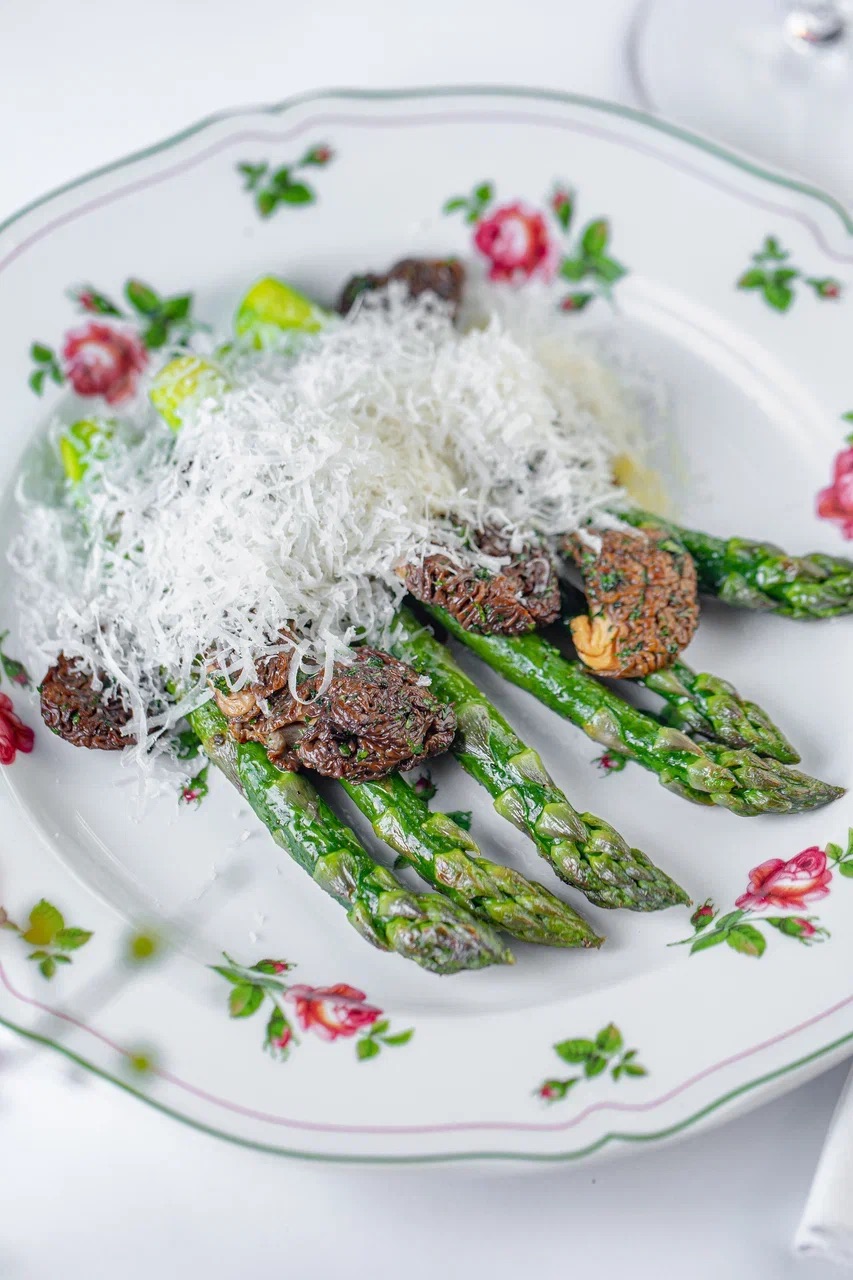 Зелёная спаржа со сморчками и пармезаном
