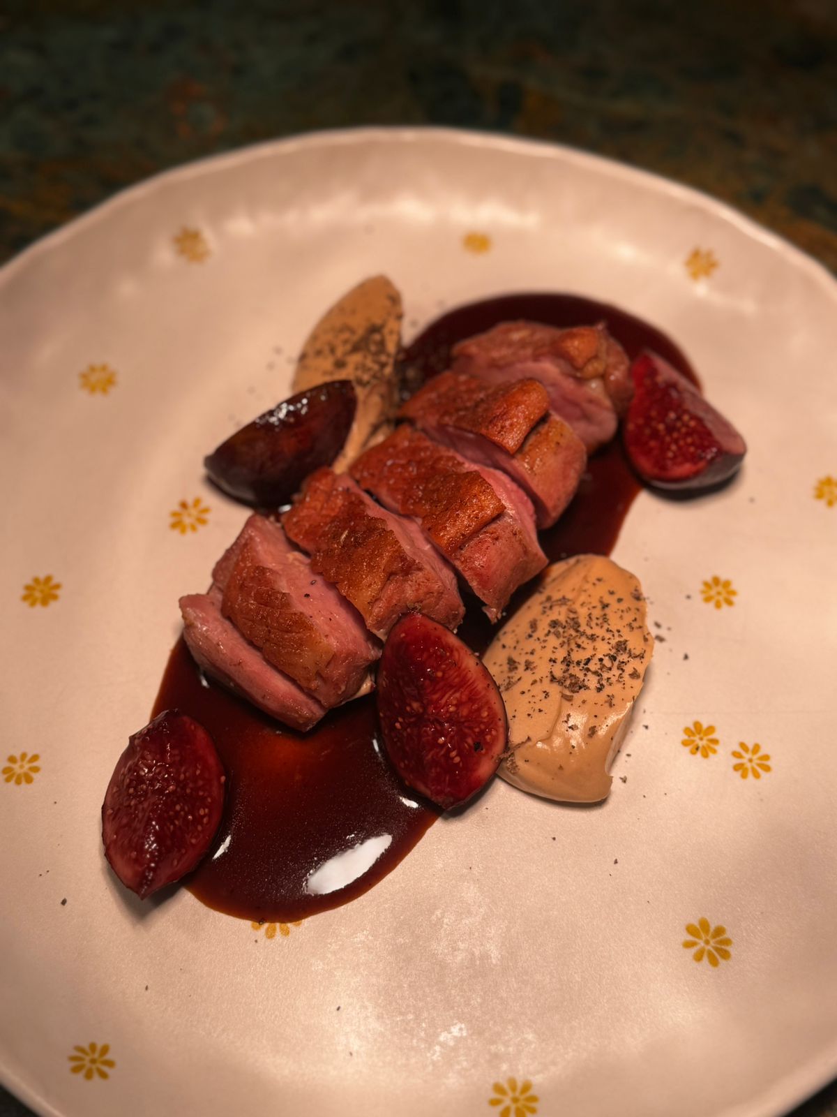 Утиная грудка с маринованной сливой