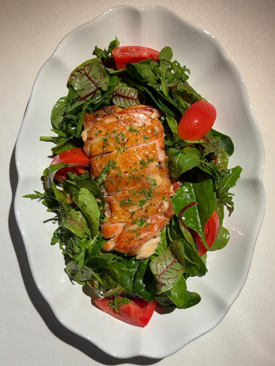 Салат с куриным бедром