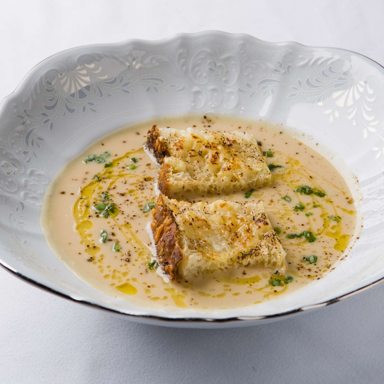 Крем-суп из цветной капусты и тост таледжио