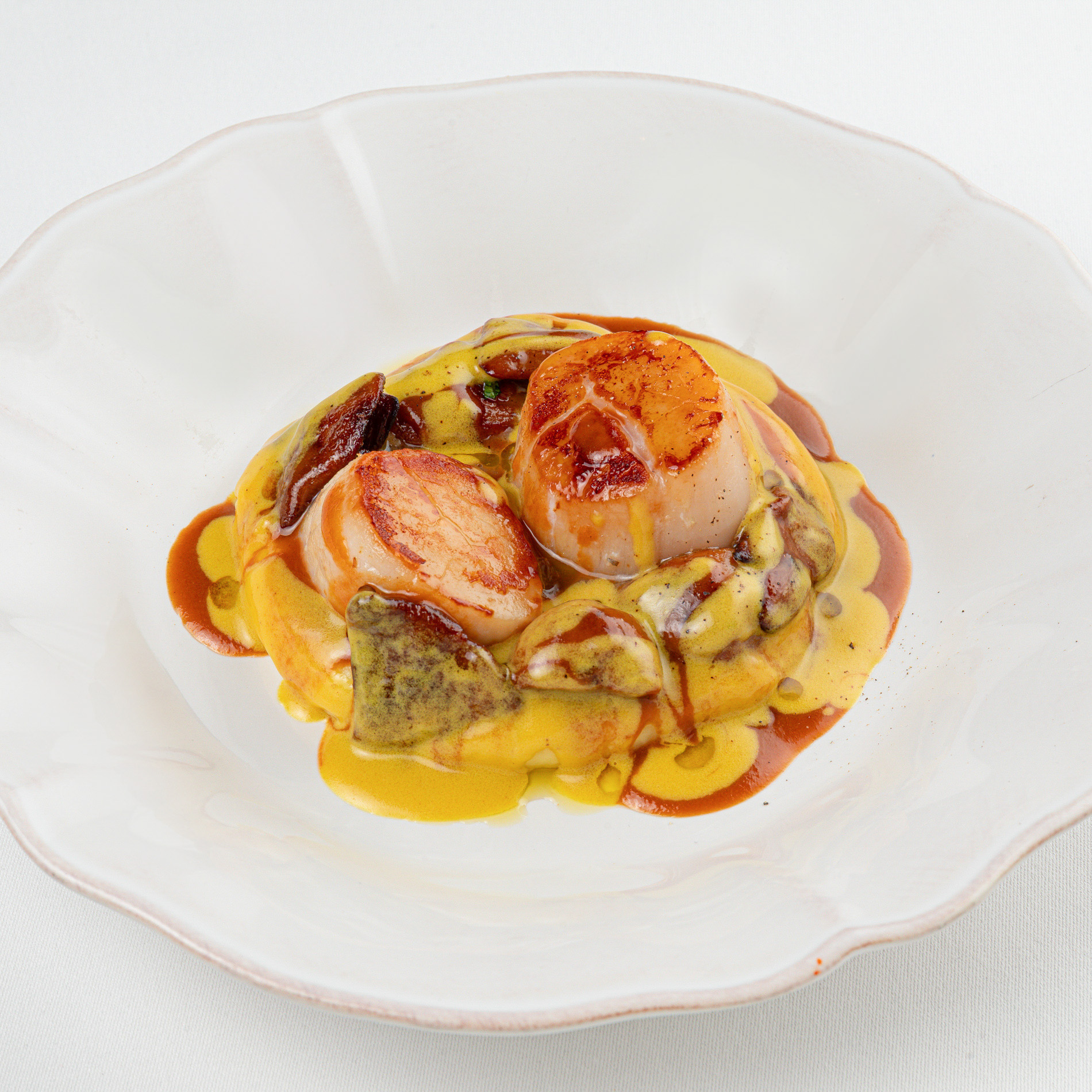 Мурманские гребешки, белые грибы, соус и фуа-гра