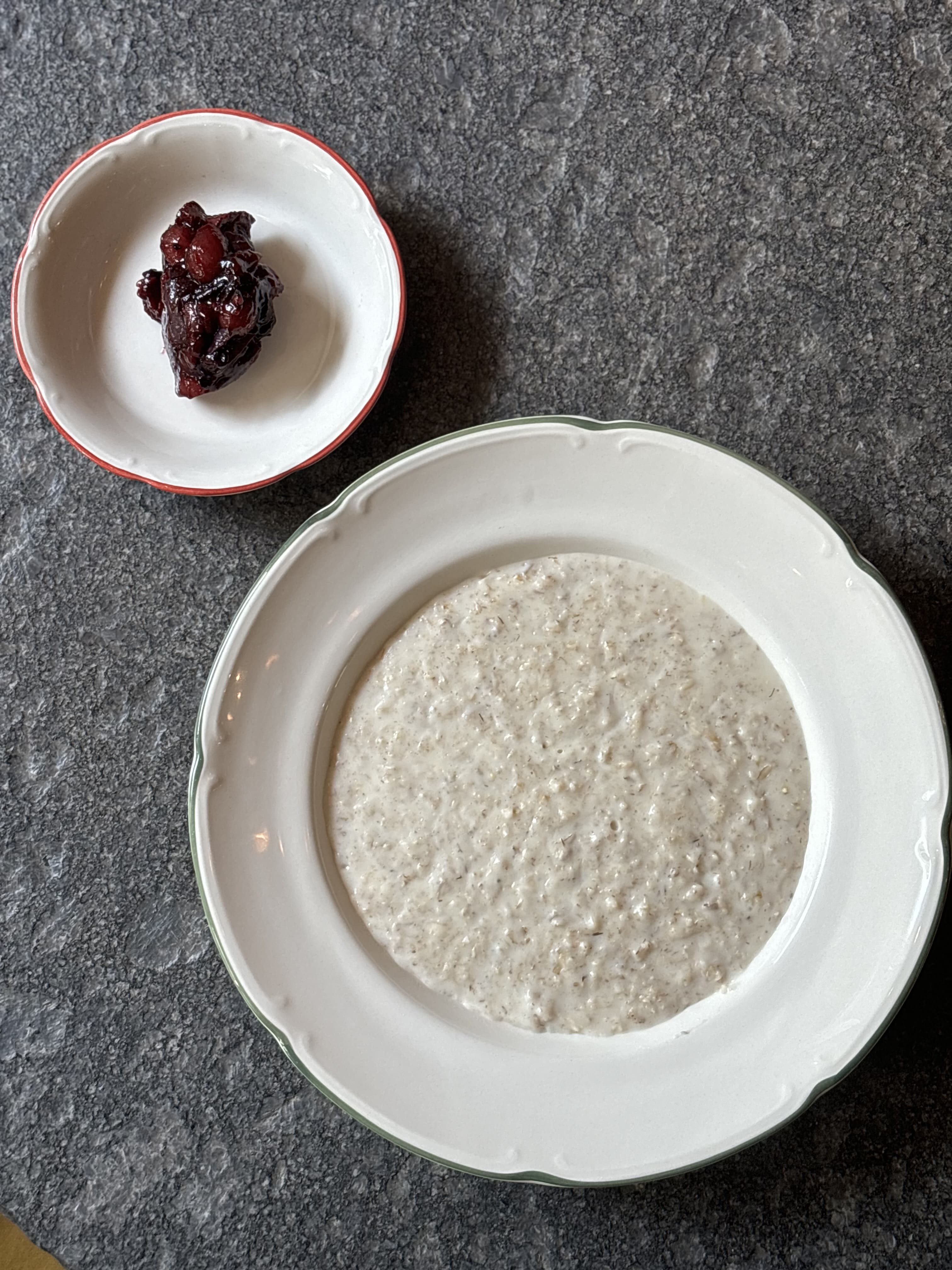 Овсяная каша,  конфи лесные ягоды (Коровье молоко)