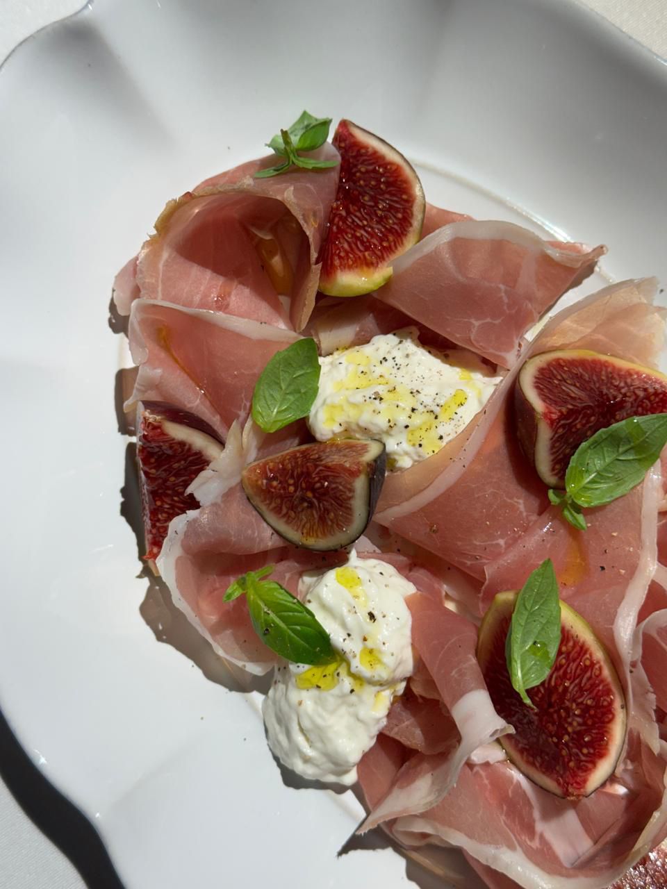 Салат со страчателлой и хурмой