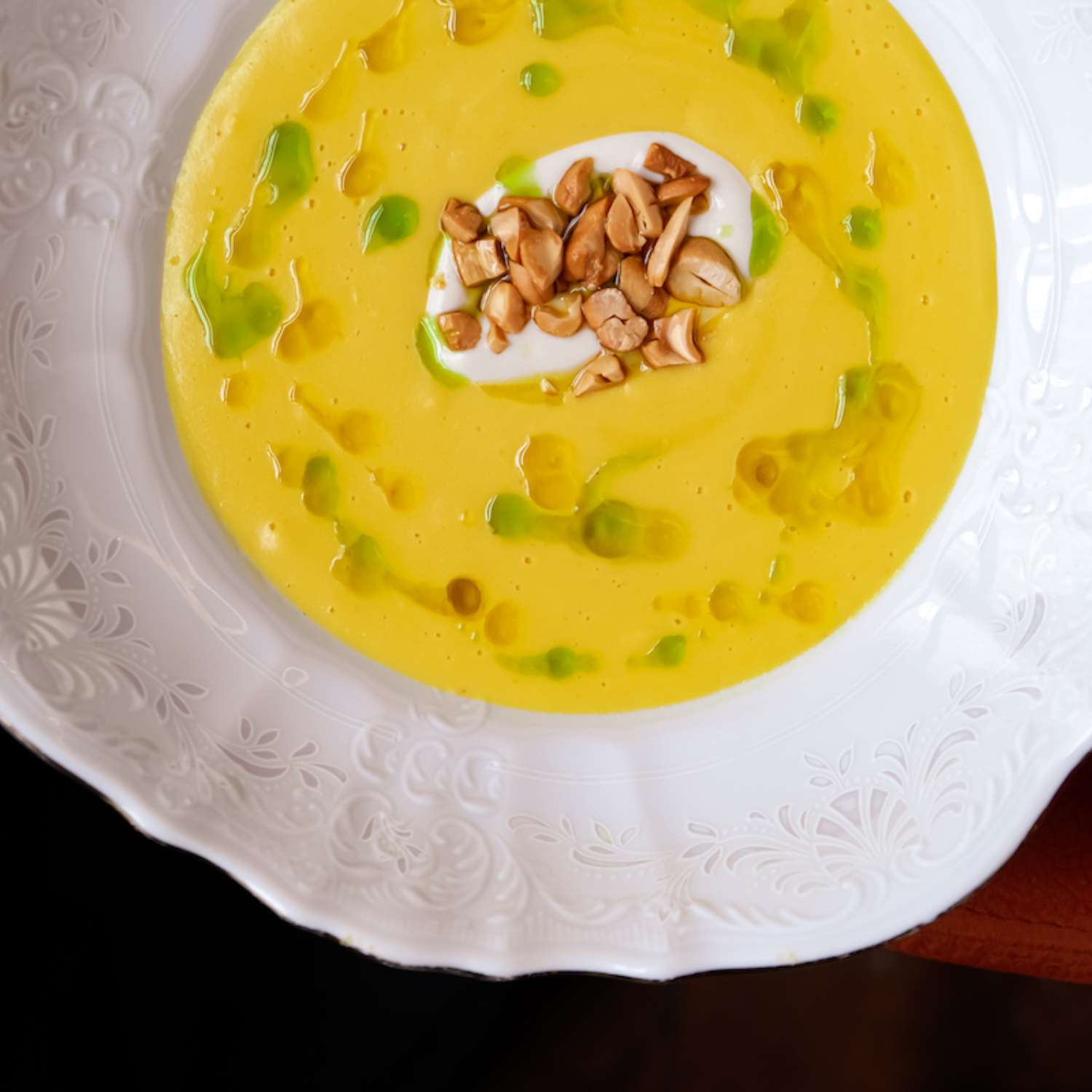 Кукурузной карри суп с кешью и кокосом